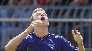 Pure Enttäuschung: Waldhofs Hanno Balitsch nach dem verpassten Bundesliga-Aufstieg 2001.