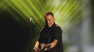 Bruce Springsteen spielt am 21. Juli 2023 in Hockenheim. Marcus S. Kleiners gut beobachtete "100 Seiten" zum Boss sind eine gute Vorbereitung auf das riesige Open Air.