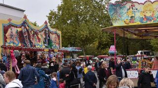 Der Rummelplatz gehört traditionell zu den gut besuchten Attraktionen der Oftersheimer Kerwe.
