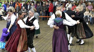 Viel Schwung bringen die Tänzer der Böhmerwäldler zur Eröffnung auf die zentrale Bühne der Oftersheimer Kerwe.