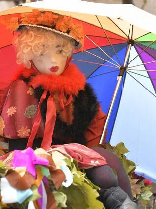 Der Regenbogen-Regenschirm zeigt, dass die Schlumpel für alle da ist.
