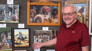 Rolf Ackermann präsentiert zur Ausstellung in der Halle seine vielen Arbeiten, die sozialkritische Themen aufnehmen.