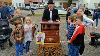 Eine historische Drehorgel ist immer ein Anziehungspunkt – auch für die heutige Jugend, die ansonsten eher mit Smartphones aufwächst.