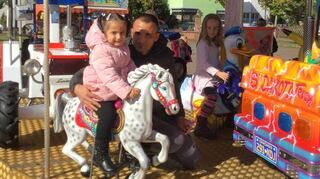 Adoa (l.) fährt mit ihrem mit Papa Karussell – natürlich auf einem Pferd.