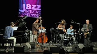 Pianist Alessandro Bravo (v. l.) mit Bassist Igor Spallati, Sängerin und Komponistin Elisabetta Antonini, Schlagzeuger Ugo Alluni und Maurizio Giammarco am Saxofon im Rokokotheater.