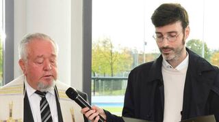 Die beiden Pfarrer Erwin Bertsch (l.) und Marcel Demal erbaten den Segen Gottes für den Sportpark und die künftigen Nutzer.