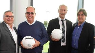 Die Sportfunktionäre des Badischen Fußballverbandes übergaben als Gastgeschenke Bälle an Abteilungsleiter Frank Hensel (2. v. l.) und Karlheinz Knoll (2. v. r.)