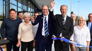 Mit einem Schnipp vollendeten Bürgermeister Dr. Ralf Göck ((5. v. l.) und FVB-Vorsitzender Karlheinz Koll bei der Einweihung des Sportparks-Süd, was vor mehr als einem Jahrzehnt als ferne Vision entstanden war.