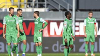 Die Sandhäuser Spieler sind sichtlich enttäuscht nach dem Tor zum 3:0. Letztlich waren sie in Paderborn aber über die komplette Spielzeit chancenlos.