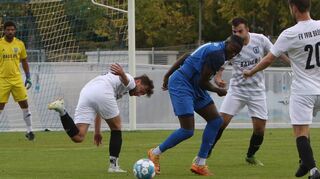 Schwer zu halten war der Schwetzinger Torschütze zum 1:0 Florian Djahini (M.) hier versuchen Nick Johann (l.) und Timo Weber (r.) die Kreise einzugrenzen.