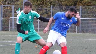 Immer einen Schritt schneller am Ball war der VfR Mannheim II: Hier versucht Oftersheims Joel Stather (l.) vergeblich, dem Mannheimer Biagio Setola den Ball abzujagen .
