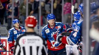 Jubelt  beim Spiel Mannheim gegen Ingolstadt: Adler-Spieler Denis Reul.