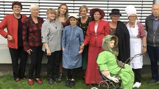 Die Topmodels Renate Hettwer (v. l.), Sigrid Göbelt, Inge Sieber, Charline, Leonie, Heike Meier, Carmen Steiner, Helga Bätz, Renate Schöner und Moderator Bernd Weber mit „Awo-line“.