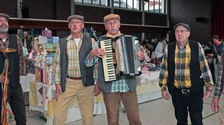 Omnipräsente Kerweborscht: Achim Wolf (v. l.), Manfred Müller, Roger Hillengass, Hermann Dolezal und Helmut Spieß, hier beim Musizieren bei der Hobbykünstler-Ausstellung in der Roland-Seidel-Halle. Am Dienstagabend sind die fünf wieder im Einsatz, wenn das letzte Stündlein der Kerweschlumpel „Sabinche“ schlägt.