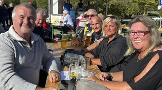 Kommen immer wieder gerne zur Kerwe und sind vom neuen Standort überzeugt: Peter Schwab (v. l.), Familie Siebig und Andrea Schwab.