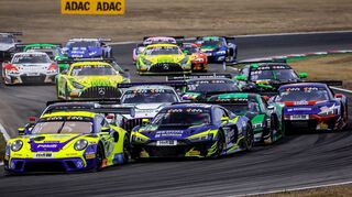 Gut 550 PS stark: Die GT3-Sportwagen, die beim ADAC GT Masters (hier am Lausitzring 2022) an den Start gehen, repräsentieren sowohl fünf unterschiedliche Marken als auch verschiedene Fahrzeugkonzepte.