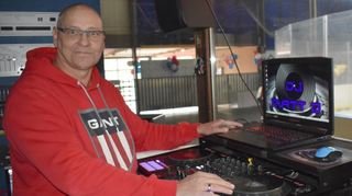 Matthias Böhm steht als „DJ Matt D“ seit vier Jahrzehnten am Mischpult des „Ice-house“. Zum Jubiläum gibt es Hits der 1980er und 1990er Jahre auf die Ohren.