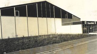 Die Eishalle nach ihrer Fertigstellung im Jahr 1983. Längst ist die Freizeiteinrichtung weit über die Stadtgrenzen hinaus bekannt.