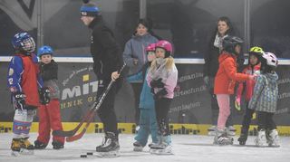 Das Eppelheimer „Icehouse“ feiert seinen 40. Geburtstag. Während des Jubiläumstages probieren sich auch die jüngsten Besucher des Vereins „Eisbären“ auf Kufen – und mit Schläger und Puck ausgestattet.