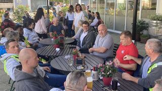 Haben die Schreibtische gegen die im Biergarten der „Wärtschaft“ eingetauscht: die Mitarbeiter der Ge-meindeverwaltung zusammen mit ihrem Dienstherren, Bürgermeister Nils Drescher (Mitte).