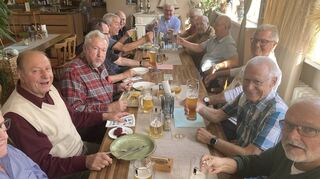 In der TSG-Gaststätte „Eviva“ genießen die Aktiven des Männergesangvereins Sängerbund-Liedertafel die mediterranen und die speziellen Kerwegenüsse nach deutschem Rezept.
