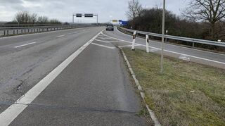 Ein Blick auf die sanierungsbedürftige Fahrbahn der Bundesstraße 535 in Richtung Schwetzingen.