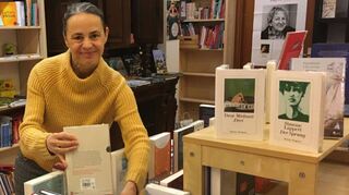 Zusammen mit Dagmar Krebaum stellt Barbara Hennl-Goll die Besonderheiten des Gastlandes dieser Buchmesse in Frankfurt vor – Spanien.