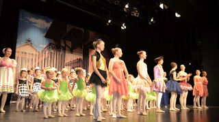 Im Finale des ersten Programmteils kommt noch einmal das gesamte Ensemble der Ballettschule auf die Bühne und präsentiert sich in seinen Kostümen.