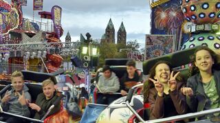 Bei der 775. Speyerer Herbstmesse geht’s auf den vielen Fahrgeschäften für die Besucher auf dem Festplatz rund.