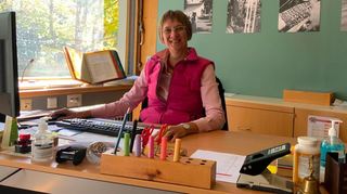 Im Sitzen fällt ihre Größe weniger auf: Marion Marker-Schrotz hat mit 1,93 Meter Körpergröße hinter dem Schulleitungsschreibtisch an der Theodor-Heuss-Realschule Platz genommen.