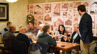 Im Austausch: Landtagsabgeordneter Andreas Sturm ist zur politischen Weinprobe in Plankstadts „Wärtschaft“ zu Gast.