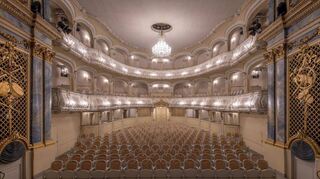 Die Staatlichen Schlösser und Gärten öffnen anlässlich des „Tages der historischen Theater“ am 25. Oktober nicht nur die Ein-gangstüren zum Schlosstheater Schwetzingen, sondern auch die Zugänge zu sonst nicht öffentlichen Bereiches des ältesten erhaltenen Rangtheaters Europas.