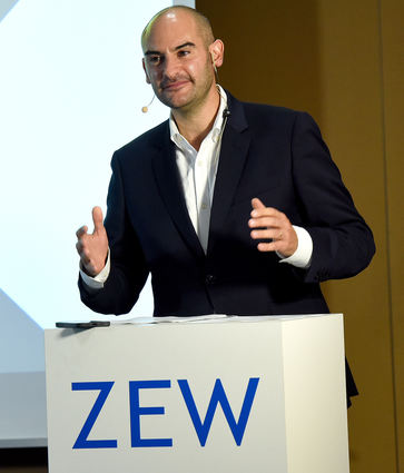 Baden-Württembergs Finanzminister Danyal Bayaz (Grüne) bei seinem Auftritt am Mannheimer Wirtschaftsforschungsinstitut ZEW.