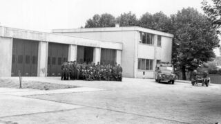 Das Gerätehaus in der Graf-Zeppelin-Straße wurde im Sommer 1979 (Bild) eingeweiht. Seitdem wurde es öfters modernisiert, zuletzt 2004. Seitdem haben sich Vorschriften und Regularien geändert, was den Standort an seine Grenzen bringt. Insbesondere fehlende Parkplätze, schlechte Verkehrswege und Mankos bei der Schwarz-Weiß-Trennung bereiten Sorge.