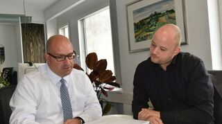 Saubere Übergabe: Noch-Bürgermeister Jens Geiß (l.) mit seinem Nachfolger Pascal Seidel im Rathaus.