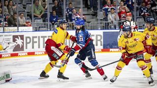 Mannheims Nicolas Krämmer nimmt es gleich mit mehreren Düsseldorfer Verteidigern auf.