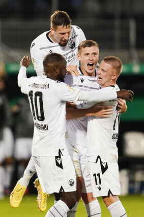 Sandhausens Torschütze Aleksandr Zhirov (M) jubelt mit den Mannschaftskameraden Philipp Ochs (r), Janik Bachmann (hinten) und David Kinsombi über das Tor zum 2:0.