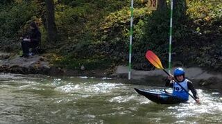 Das Mixed-Team des WSC Ketsch im Einer-Kajak, Mona Ader (v. l.), Felix Eisendick und Erik Ader, platziert sich bei den baden-württembergischen Meisterschaften im Mittelfeld.