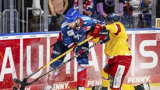 Korbinian Holzer (l.), hier im Zweikampf mit Düsseldorfs Tobias Eder, fordert in den kommenden Spielen wieder mehr Kompaktheit und Konzentration.