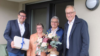 Zum Einzug von Heike und Bernd Jütte (Mitte) im Antoniusquartier gibt es Glückwünsche und Geschenke von Bürgermeister Nils Drescher (l.) sowie Geschäftsführer Alexander Langendörfer von D&amp;S.