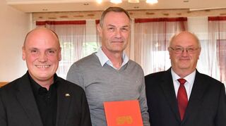 Daniel Born (v. l.) nahm bei der Familienfeier die Ehrung von Bernhard Kressl gemein-sam mit dem Ortsvereinsvorsitzenden Dieter Rösch vor.