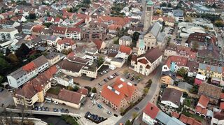 Schlüsselareal der Stadtentwicklung: Der Bereich nordwestlich der Zehntscheune (vorne M.) und des Gemeindezentrums St. Christophorus (darüber) an der Oberen Hauptstraße und dem oberen Teil der Karlsruher Straße soll zum „Einzelhandelsschwerpunkt für Betriebe mit großer Magnetwirkung für die Innenstadt“ werden. Dafür braucht die Stadt aber auch das „Kanne“-Areal, das bis an den Zehntscheunenplatz reicht.