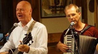 „Dschässlong“ Mit Manfred Kern (l.) am Mikro, der die Jazztage organisiert.
