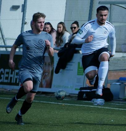 Christopher Ries (l.), hier noch im Trikot des SV Rohrhof II, steht nun in Diensten der Spvgg Ketsch II.