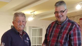 MGV-Vorsitzender Dr. Bernhard Spitzer (r.) ernennt Detlev Garvs, der dem Chor seit 40 Jahren angehört, zum Ehrenmitglied.