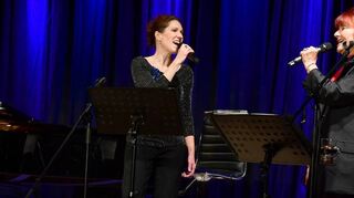 Ein fulminanter Abend: Der Pianist Peter Grabinger (v. l.), die „Schöne Mannheims“ Susanne Back und die Grande Dame der Liedermacher-Szene Joana in der atmosphärischen Festhalle.