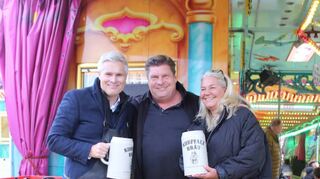 „O’zapft is!“. Matthias Steffan (v.l.), Jenz Kietzmann und Conny Clark freuten sich.