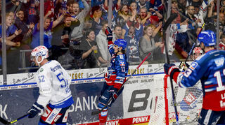 Taro Jentzsch muss ständig zwischen Mittel- und Flügelstürmer wechseln.