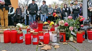 Ein Meer aus Grablichtern, Kerzen und Blumen erinnert in der Philipp-Scheidemann-Straße an die zwei getöteten Männer. Hunderte nehmen Anteil.