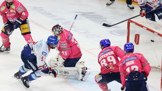 Treffer für die Adler in Berlin. Adler-Stürmer Nigel Dawes umringt von den Berliner Verteidigern.